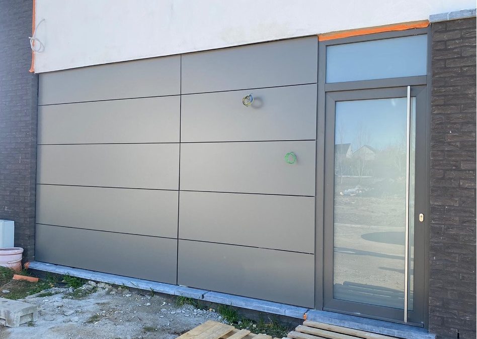 Porte de garage avec bardage Rockpanel